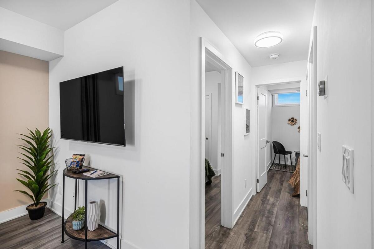 Cozy 2br Family Friendly Retreat With Parking And Just 6 Minutes Away From Apartment *